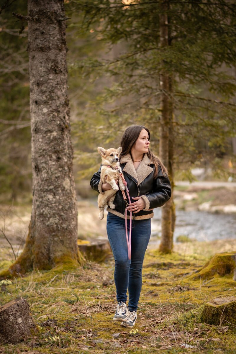 Promenade en forêt avec un chiot